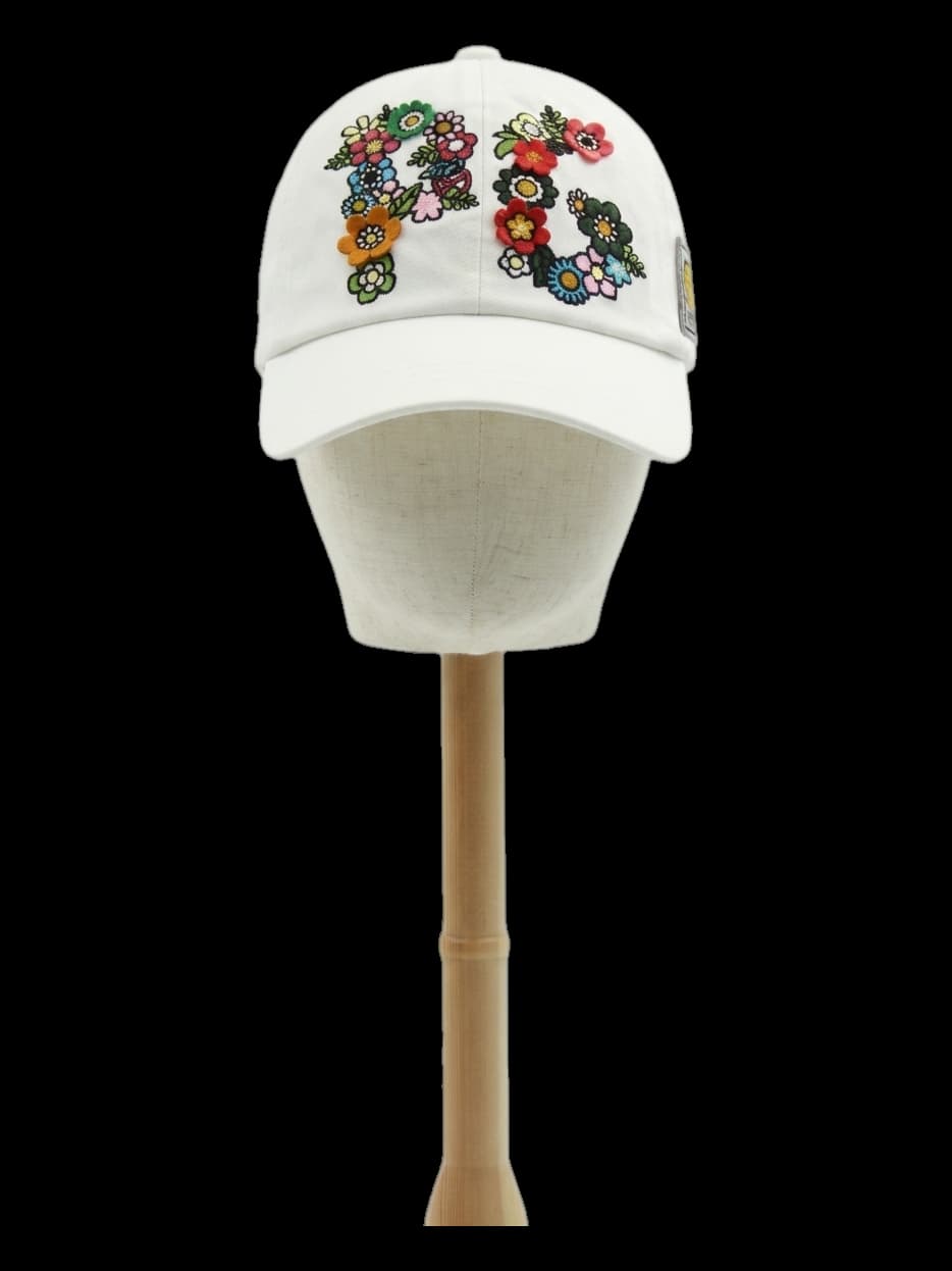 화이트 플라워 레터링 볼캡