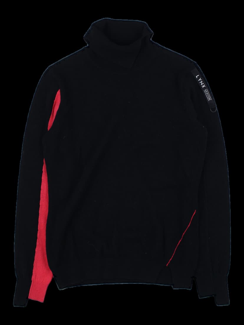 블랙 터틀넥 니트 스웨터 with 레드 포인트 & 소매 테이프 로고