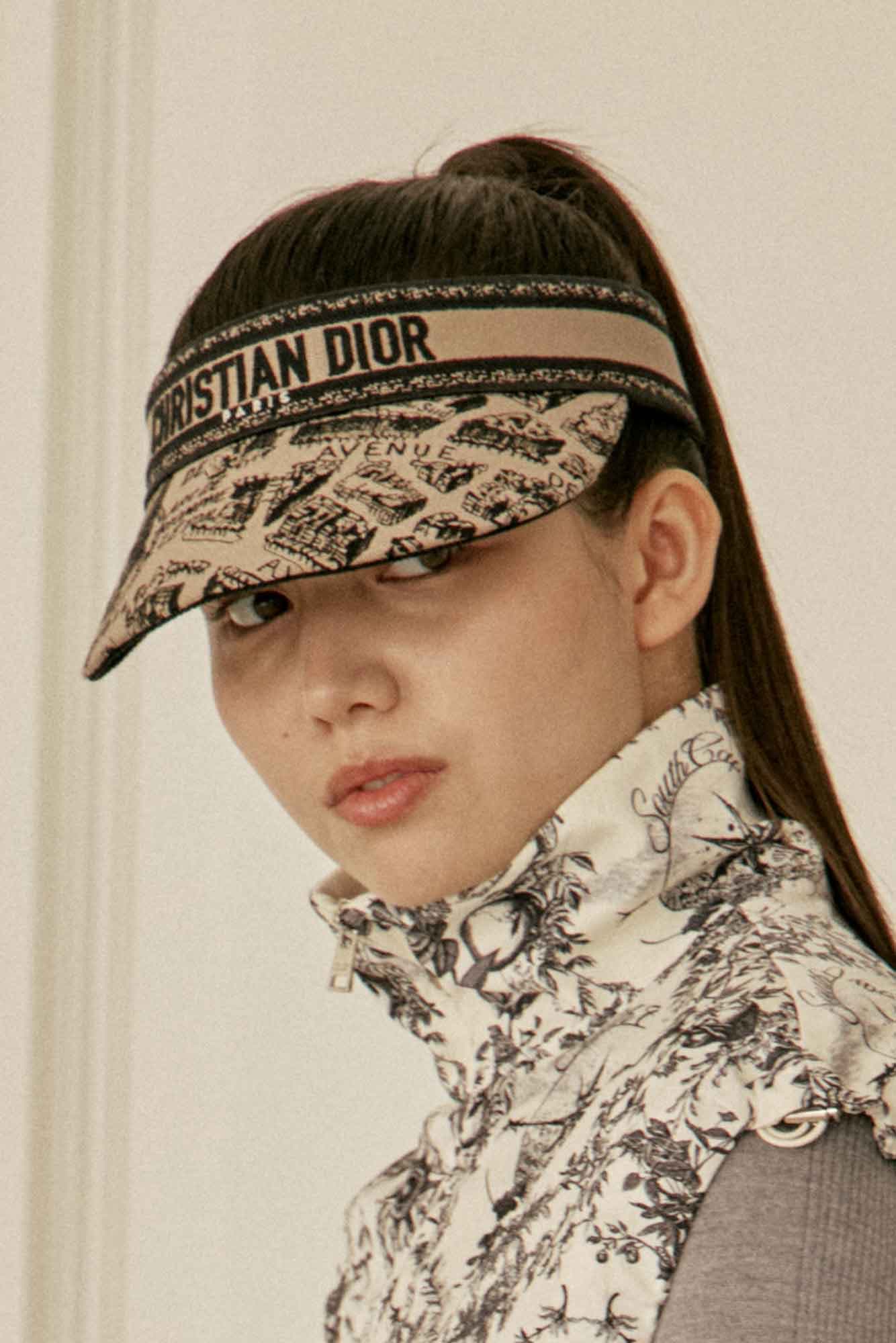 [디올] 크리스찬 디올 로고 자수 바이저 BEIGE