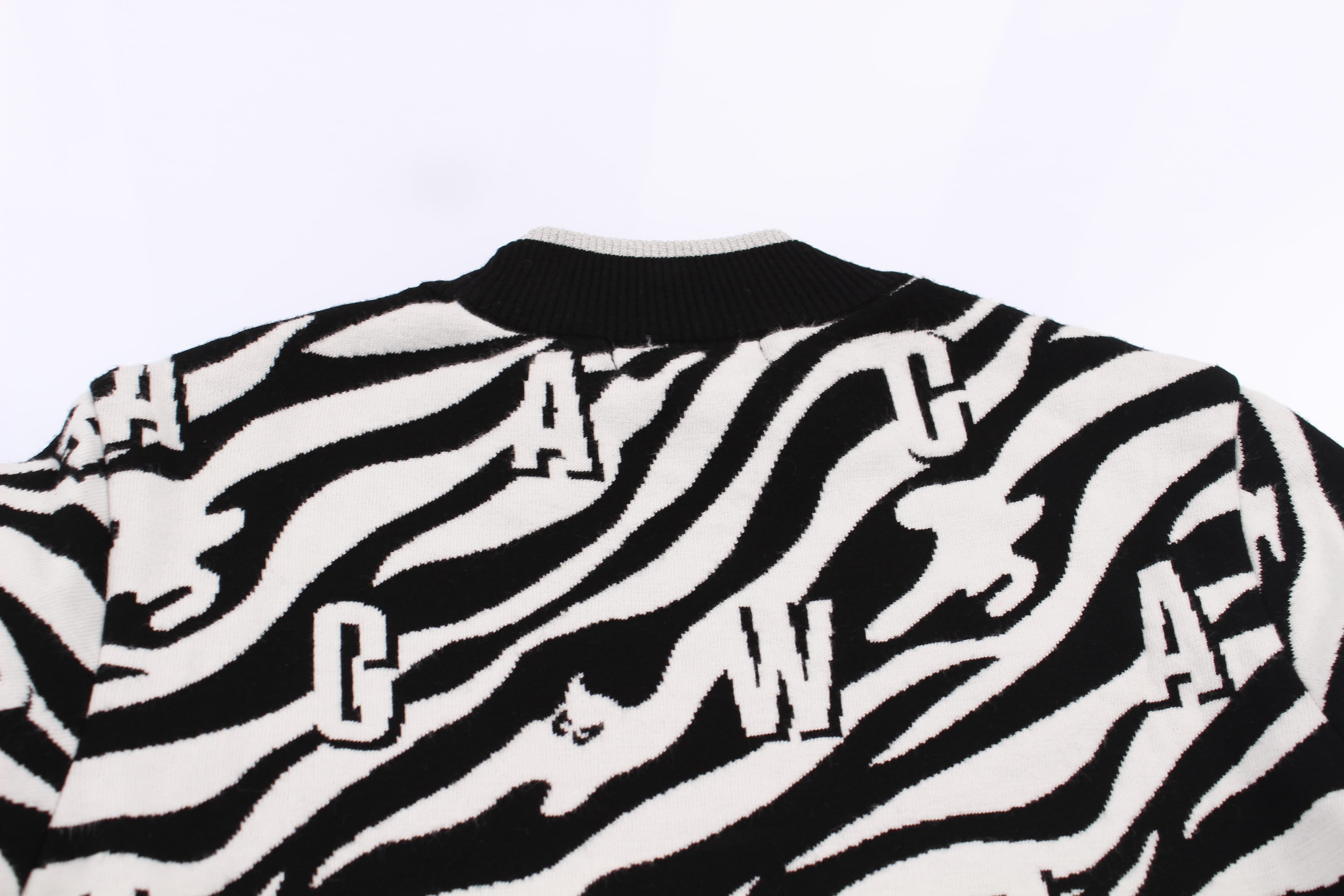 여성 지브라 패턴 모크넥 스웨터