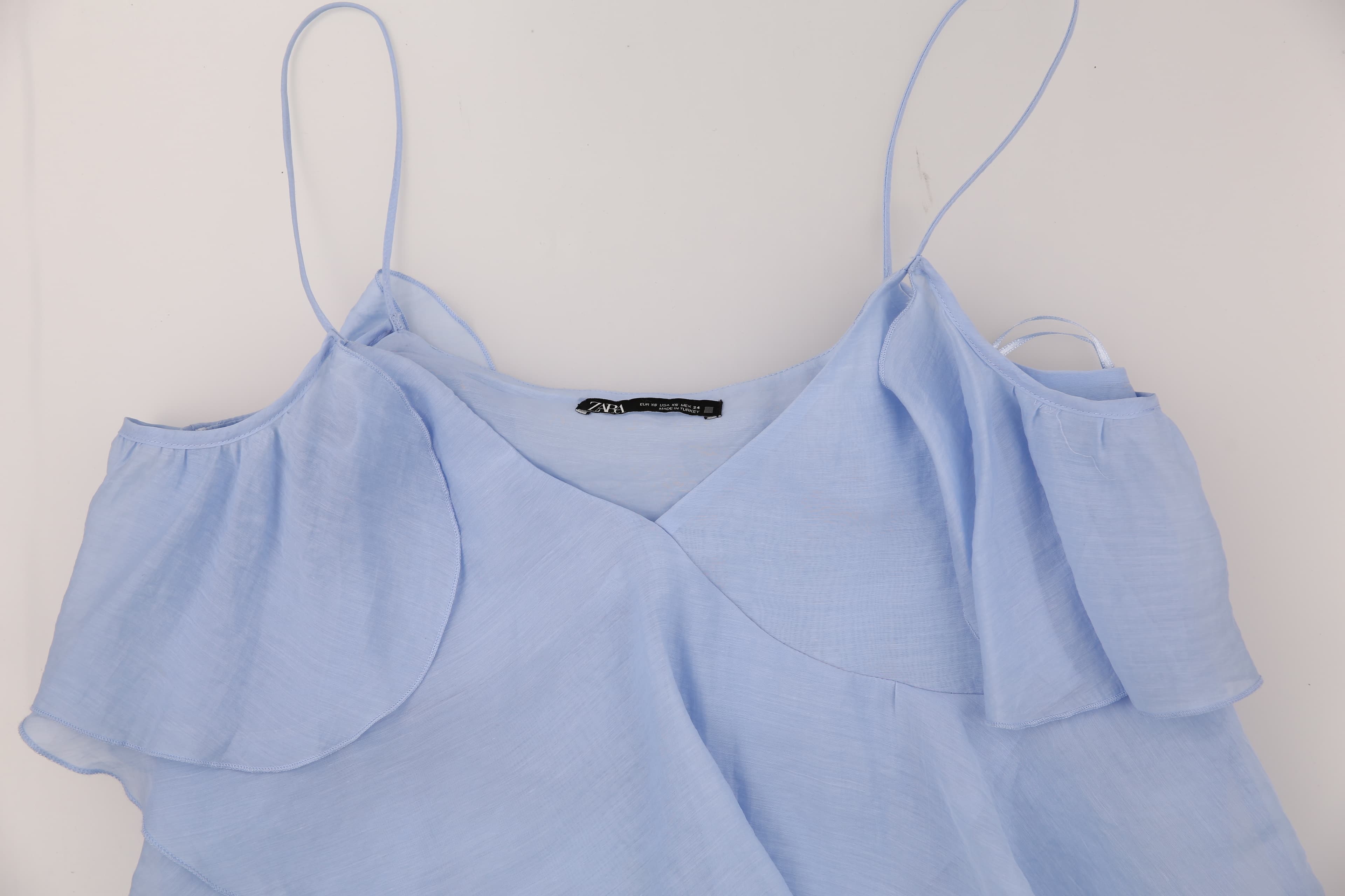 오프숄더 프릴 나시 