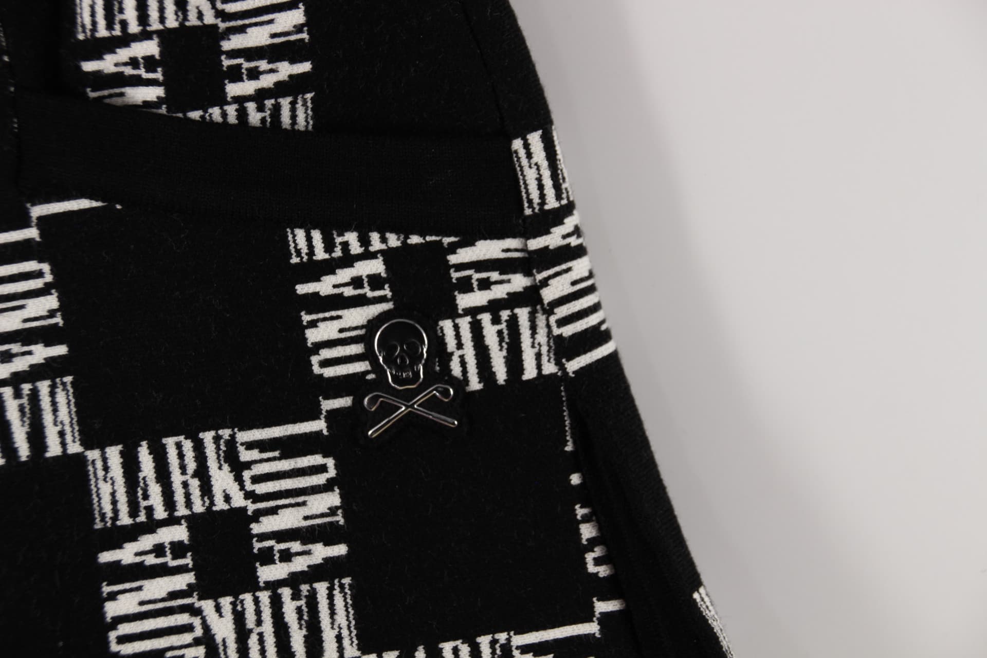 로고 패턴 니트 스커트