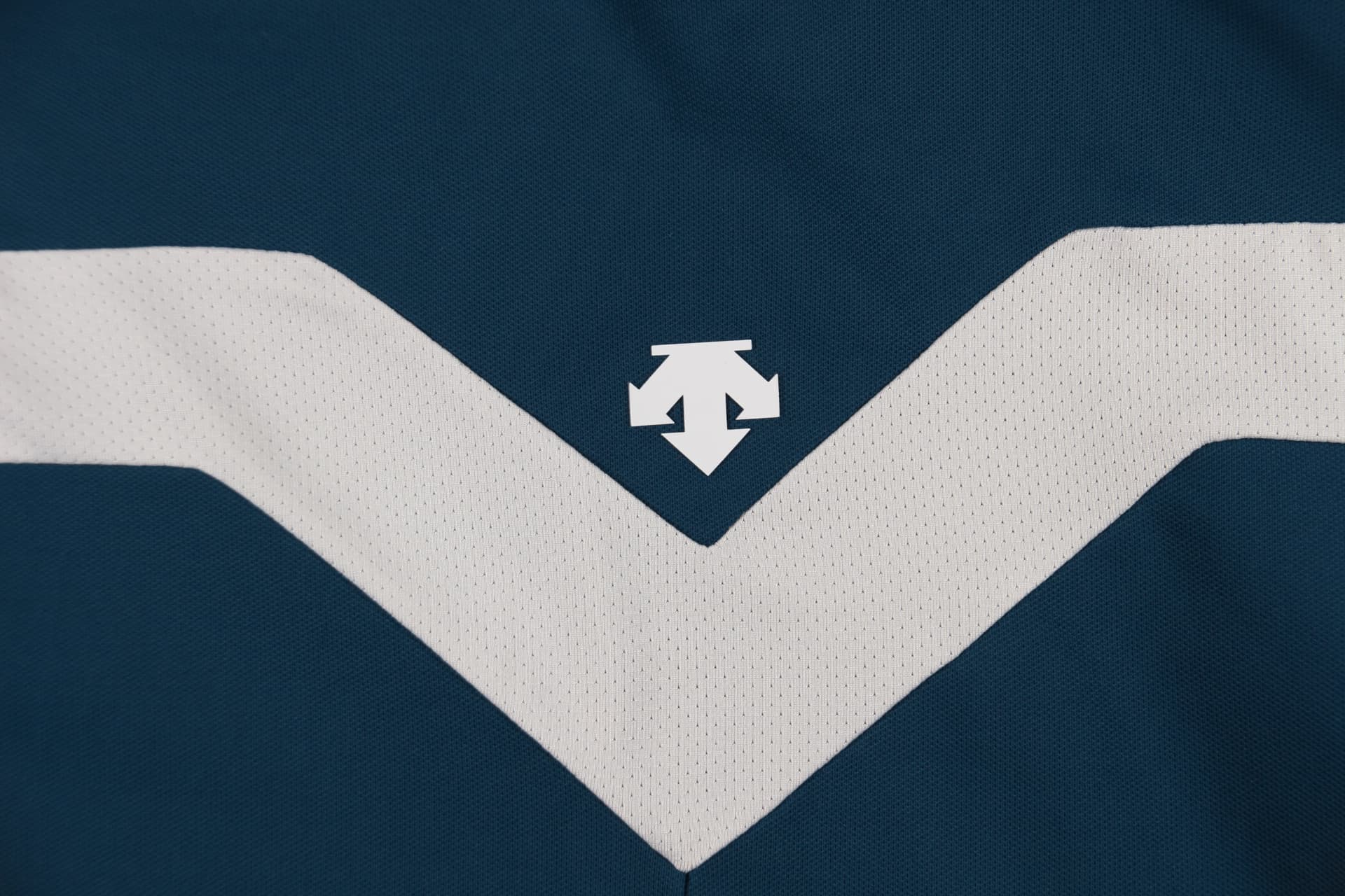 메쉬 라인 절개 카라 반팔 티셔츠