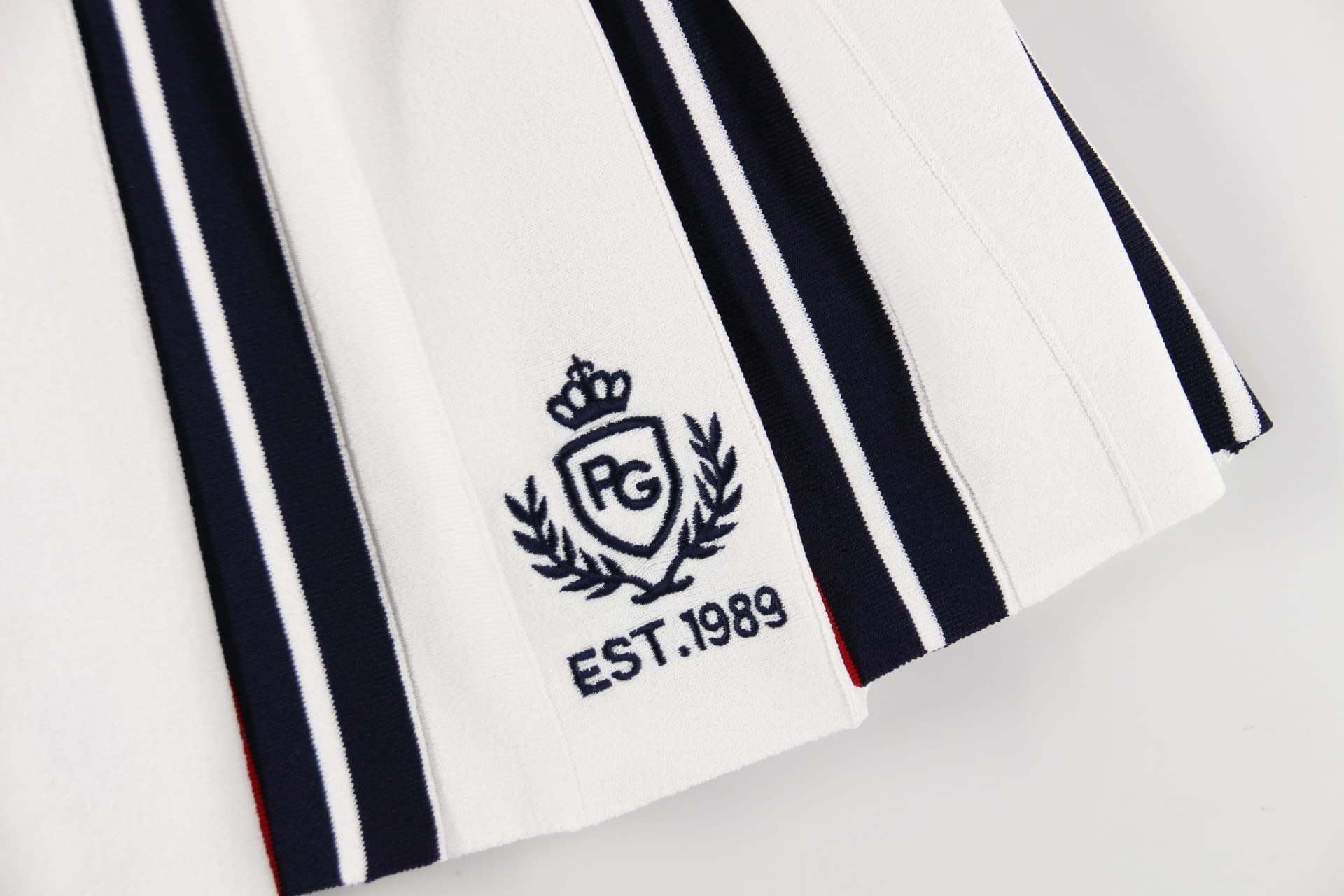 라인 패턴 플리츠 스커트