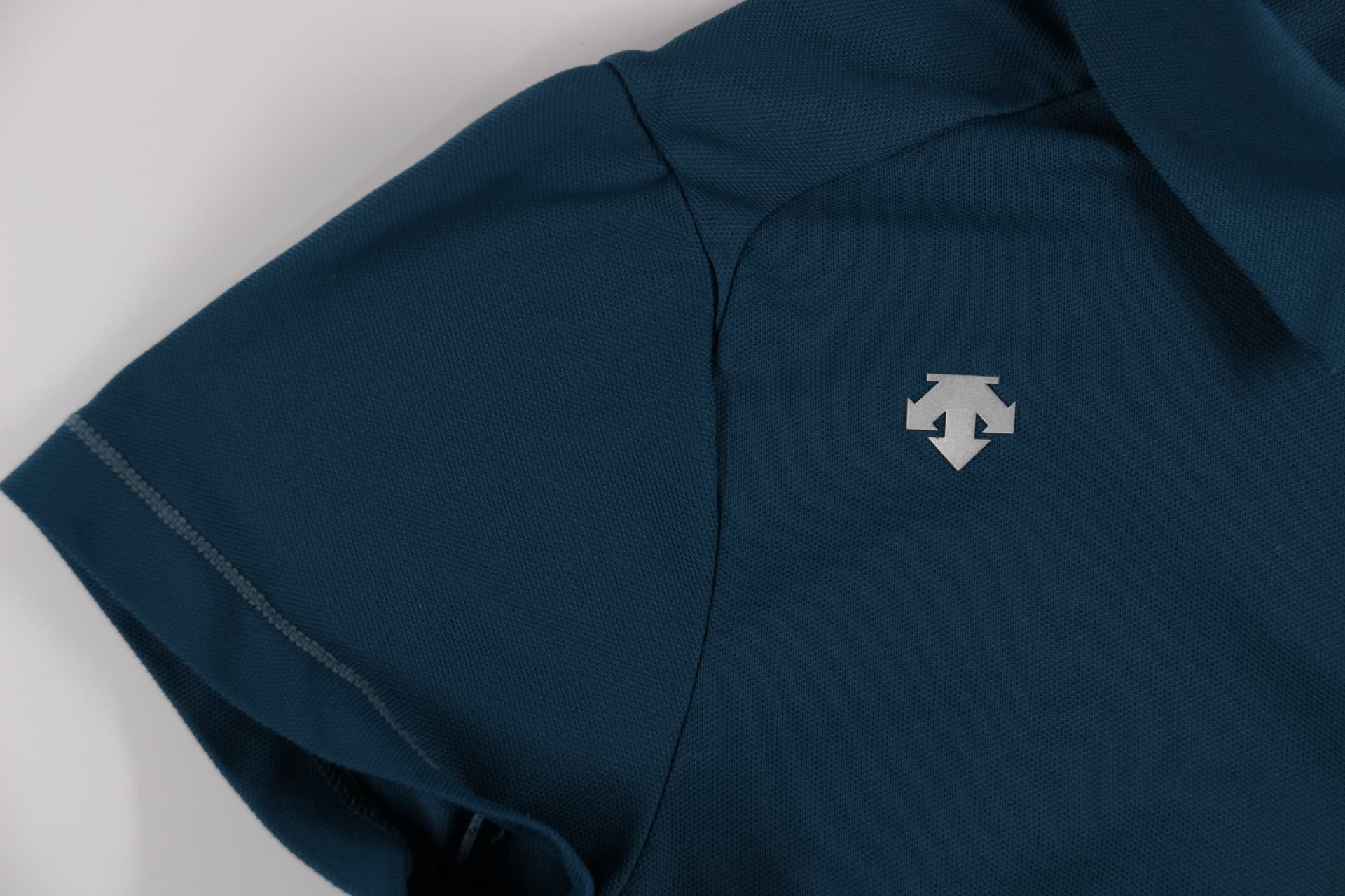 메쉬 라인 절개 카라 반팔 티셔츠