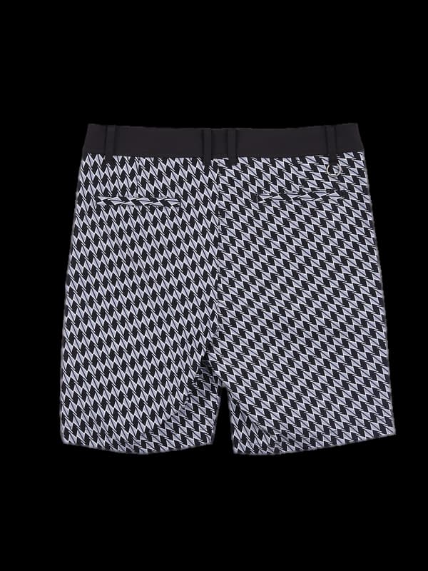 로고 패턴 반바지 