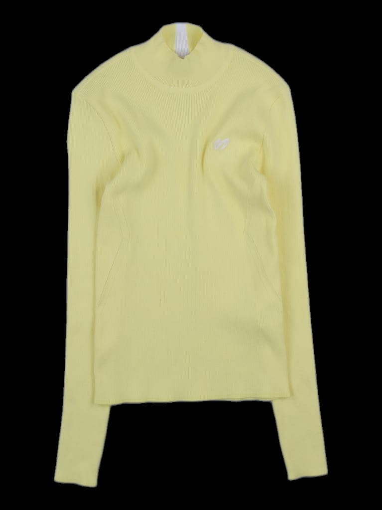 옐로우 배색 레터링 골지 모크넥 니트