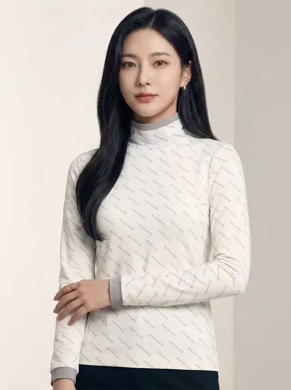 아이보리 로고 패턴 하이넥 긴팔 티셔츠