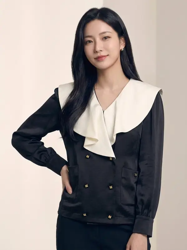 와이드 카라 배색 더블 버튼 블라우스