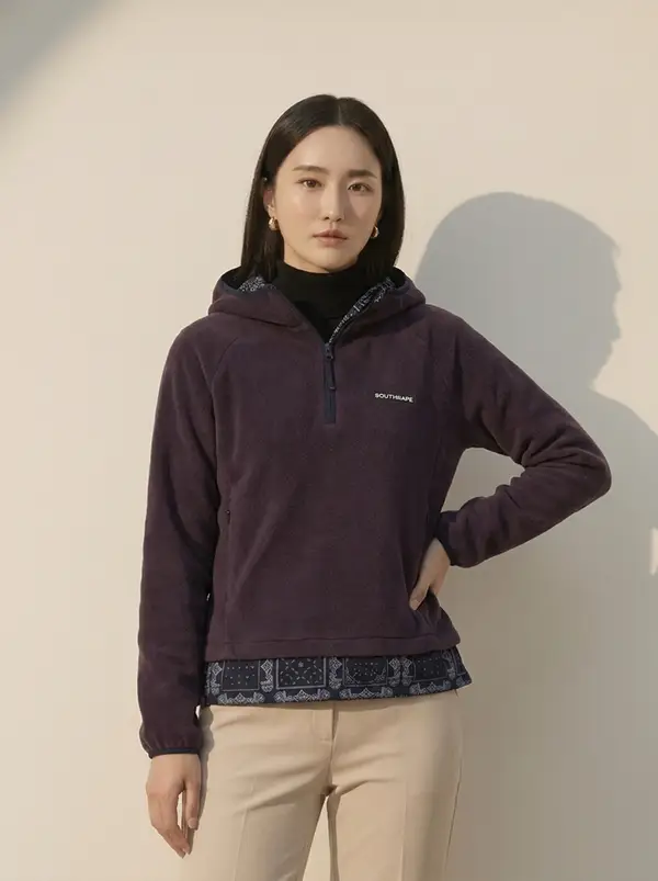 다크 브라운 페이즐리 패턴 배색 반집업 후드 플리스 점퍼